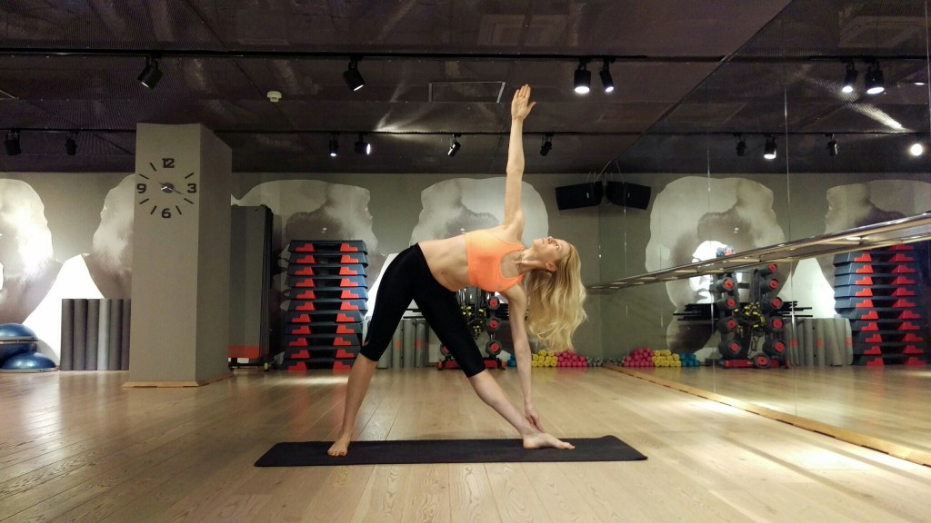 SUPER ANTRENAMENT! 5 argumente ca sa te apuci de yoga!